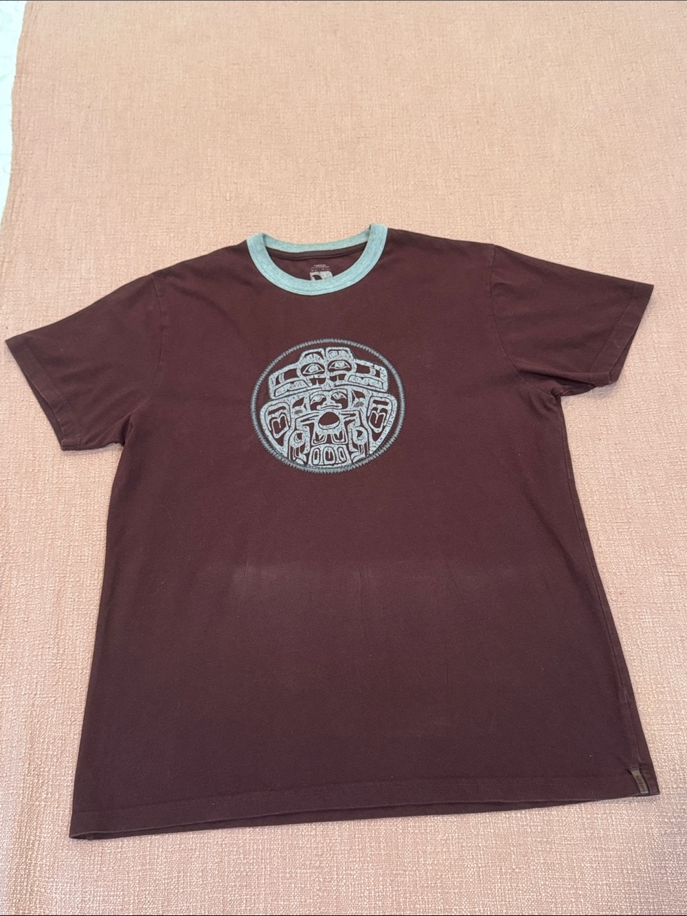 Roots organic cotton men’s XL embroidered burgundy red totem pole t-shirt